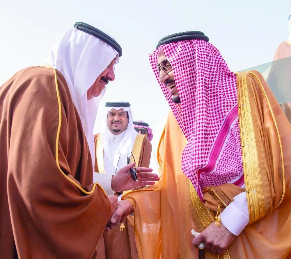الملك سلمان لدى وصوله إلى الرياض قادما من البحرين (واس)