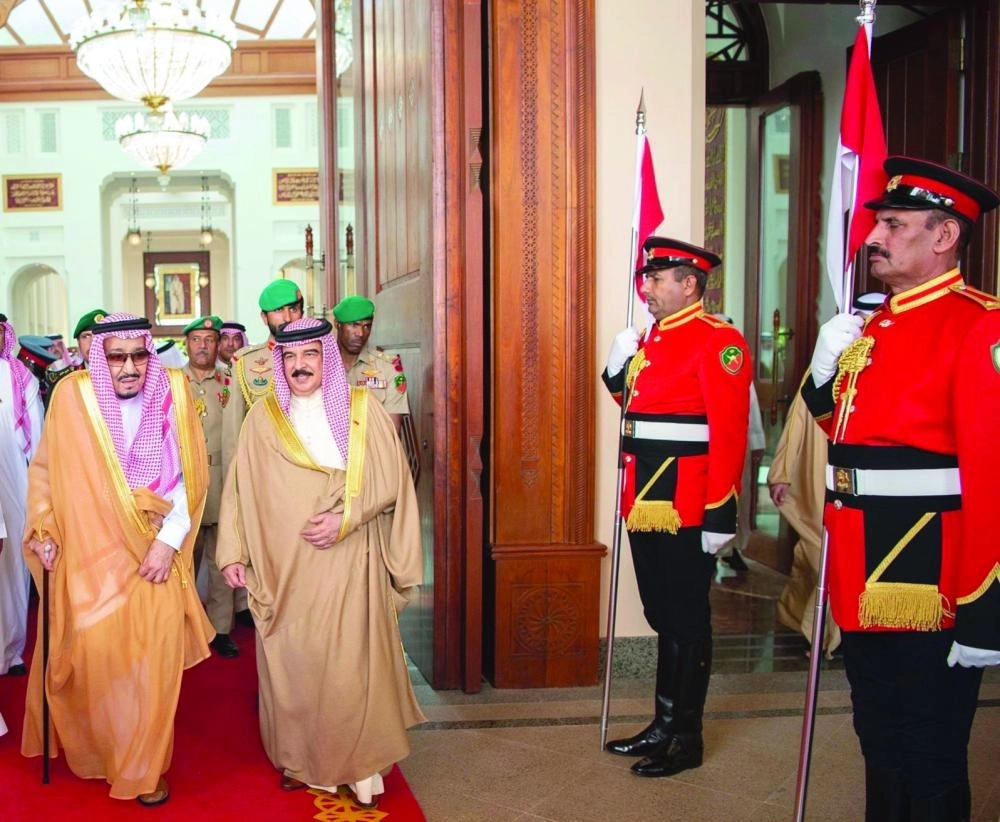 خادم الحرمين مغادرا المنامة وفي وداعه ملك البحرين                              (واس)