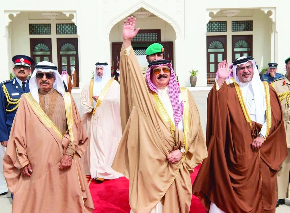 ملك البحرين مودعا الملك سلمان لدى مغادرته المنامة أمس                                     (واس)