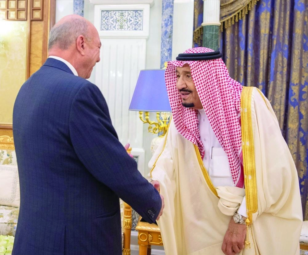 الملك سلمان لدى استقباله فيصل الفايز ومرافقيه أمس بالرياض (واس)