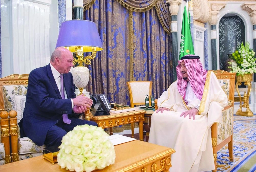 الملك سلمان لدى استقباله فيصل الفايز   (واس) 