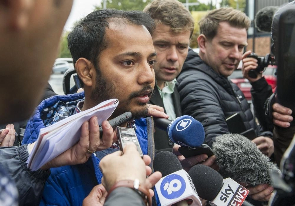 أسر الضحايا يتحدثون للإعلام بعد حضور المحاكمة (د ب أ)