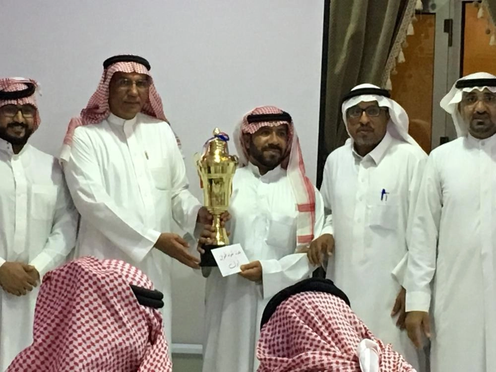 تكريم أحد الفائزين في الحفل