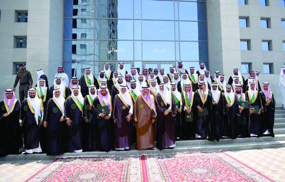 






مشعل بن ماجد متوسطا الخريجين                                                       (مكة)