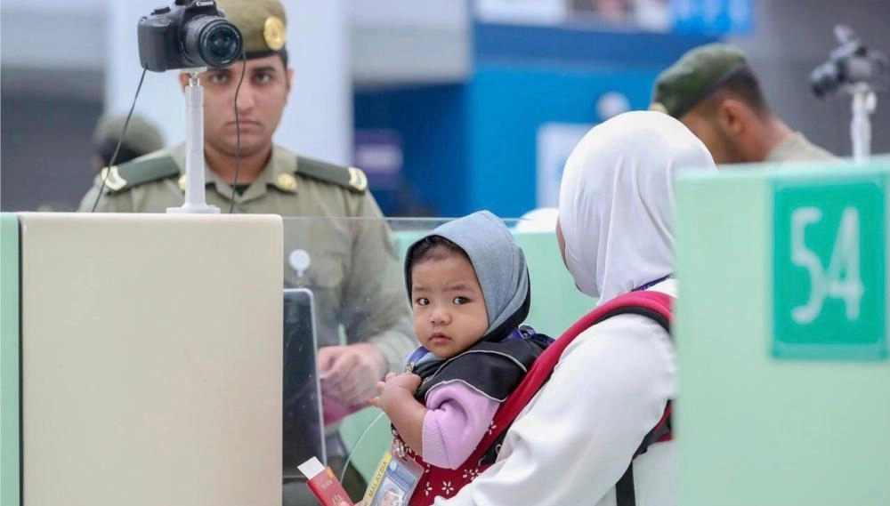 معتمرون خلال إنهاء إجراءتهم في المنافذ (واس)