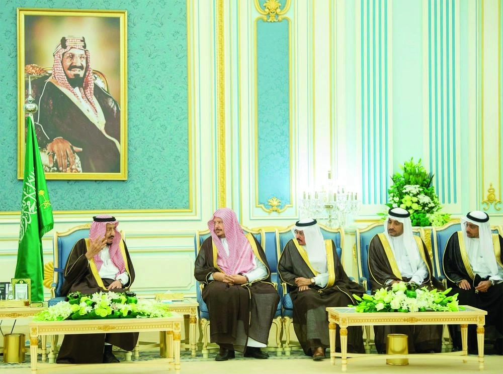الملك سلمان لدى استقباله رئيس وأعضاء الشورى في قصر اليمامة بالرياض أمس (واس)