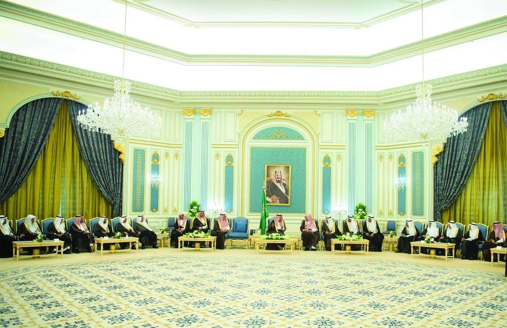 






الملك سلمان لدى استقباله رئيس وأعضاء الشورى في قصر اليمامة بالرياض أمس                                                                                                                           (واس)