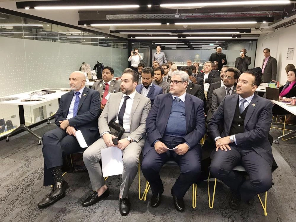 






حضور جلسة الأعمال في لندن                                             (غرفة مكة)