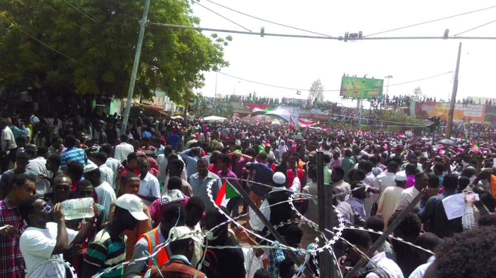 






مظاهرات السودان عجلت بطي حقبة البشير                                                                                                (د ب أ)