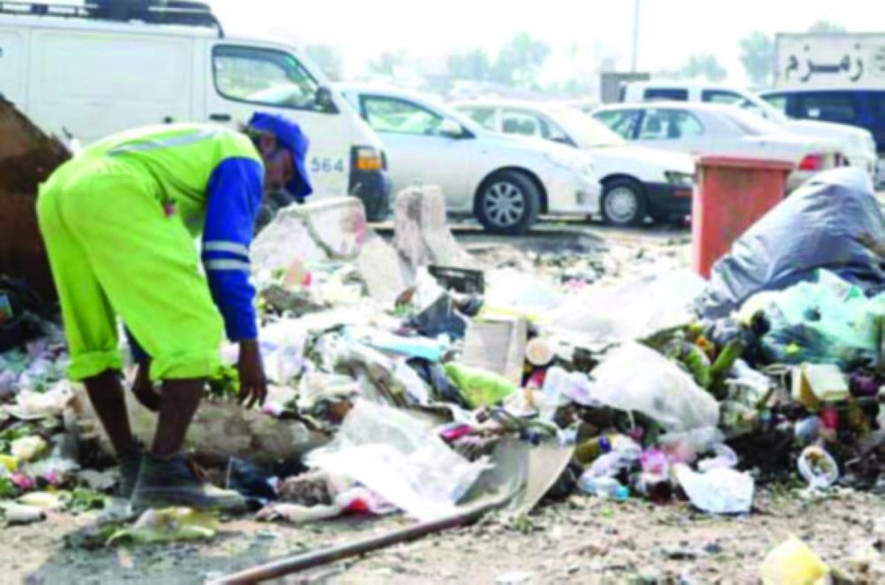 






عامل نظافة يجمع النفايات بيديه المكشوفتين                                                (مكة)