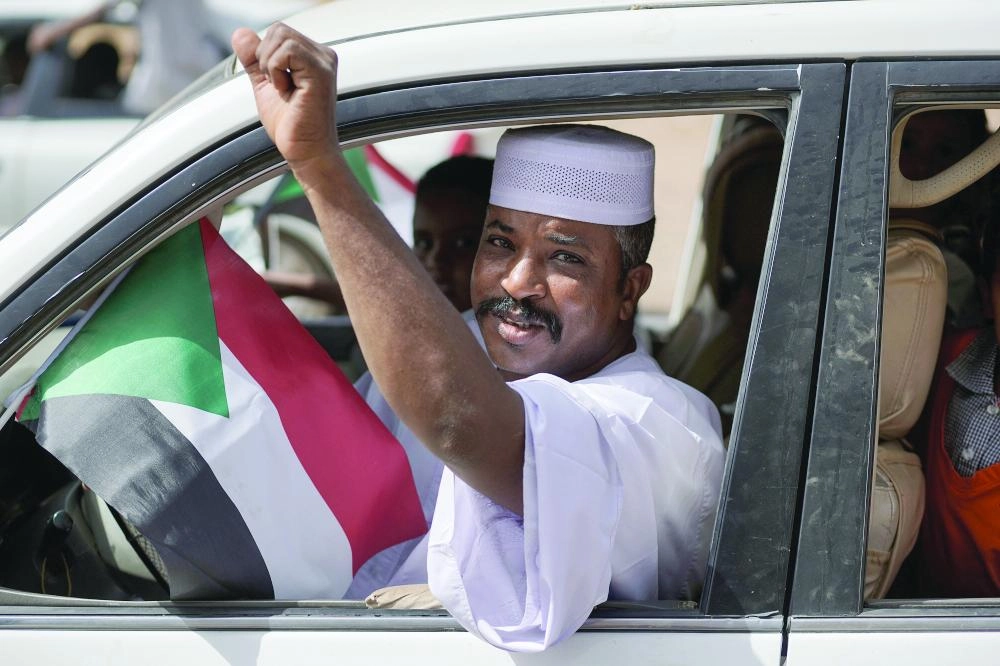 






احتفالات في الشوارع بسقوط البشير