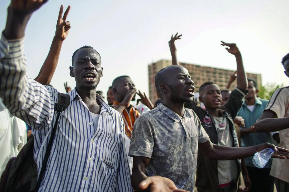 






المتظاهرون يرفعون علامة النصر