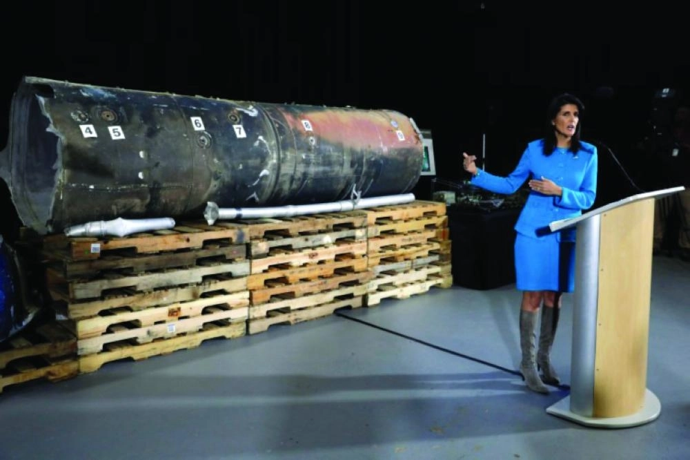 






السفيرة الأمريكية السابقة في الأمم المتحدة نيكي هالي تطلع وسائل الإعلام على بقايا صاروخ باليستي إيراني                   (معهد بروكنجز)