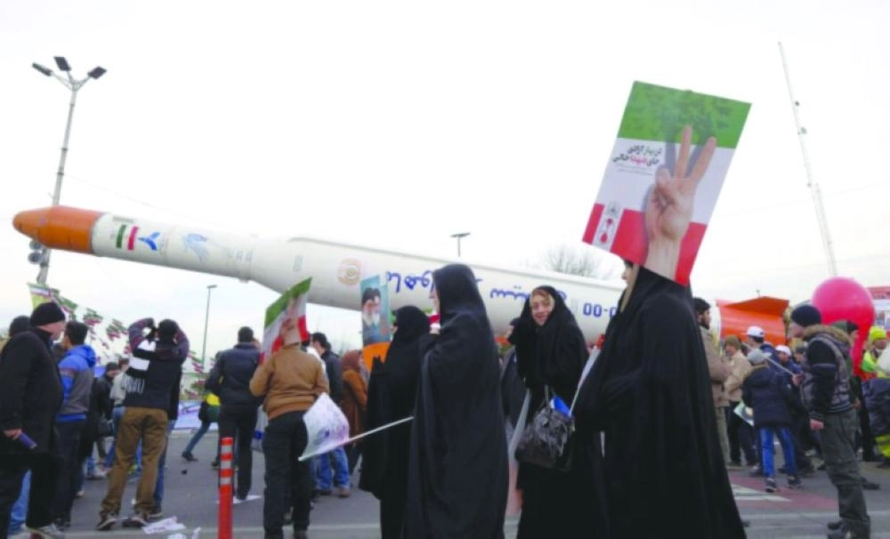 






أشخاص يتجمعون حول نموذج لصاروخ سيمورج بمناسبة الاحتفال بالثورة الإيرانية