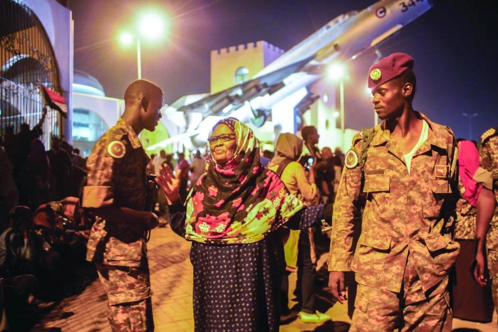 الجيش يحتفل مع الشارع (د ب أ)