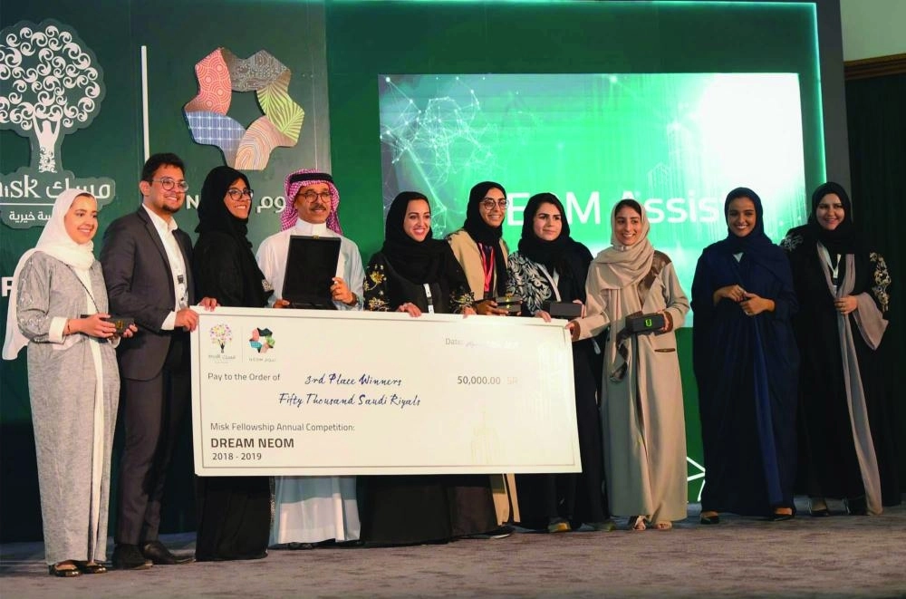 






جماعية للفريق الفائز بالجائزة الثالثة