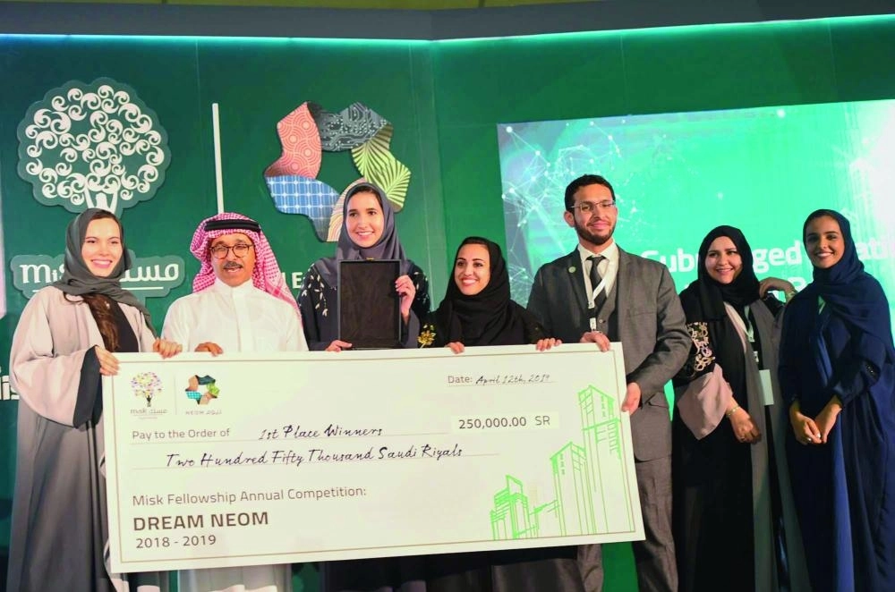 






جماعية للفريق الفائز بالجائزة الأولى                    (مكة)