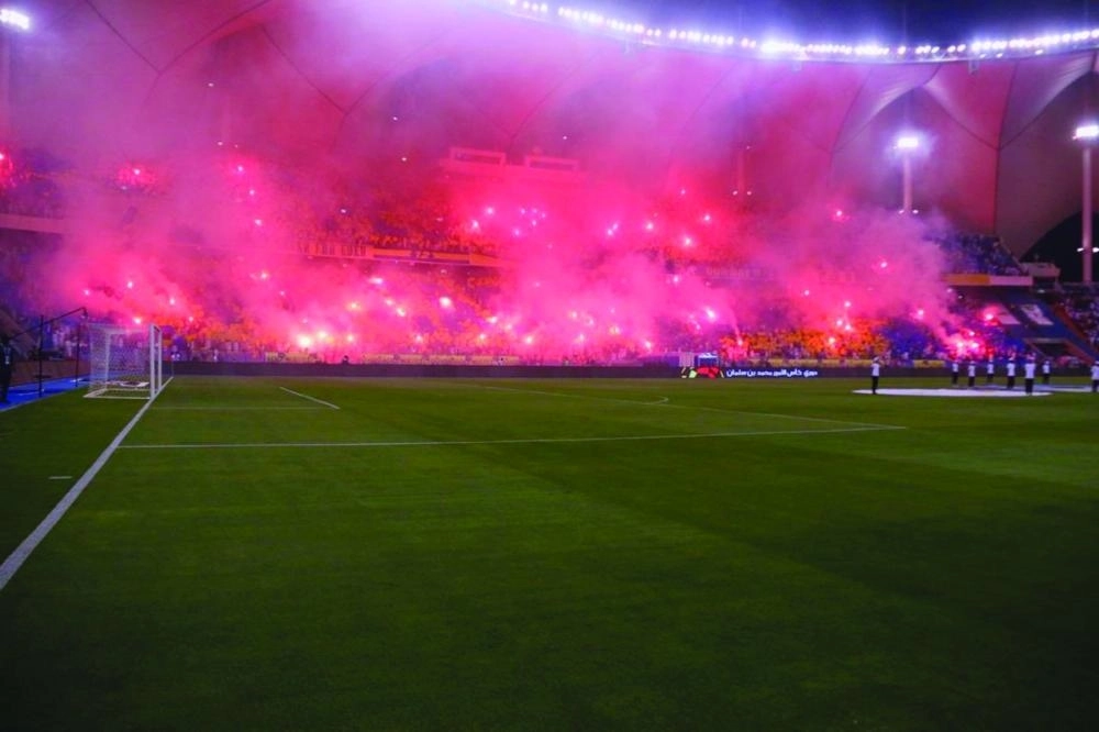 الملعب كما بدا عقب أحد الأهداف أمس (الدوري السعودي)