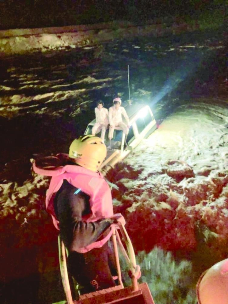 






شخصان علقت مركبتهما في السيول                 (واس)