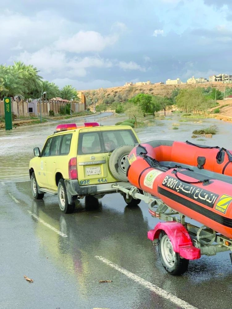 من أعمال الإنقاذ خلال هطول الأمطار  (واس)