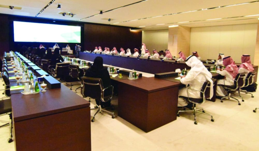 






عبدالله الفوزان خلال استقباله المتدربين والمتدربات         (واس)