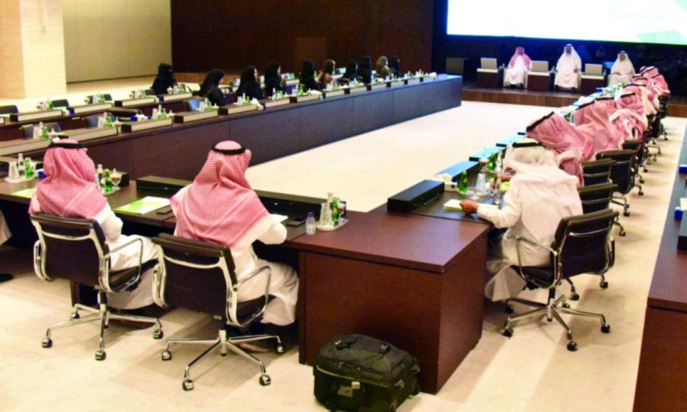 عبدالله الفوزان خلال استقباله المتدربين والمتدربات (واس) 