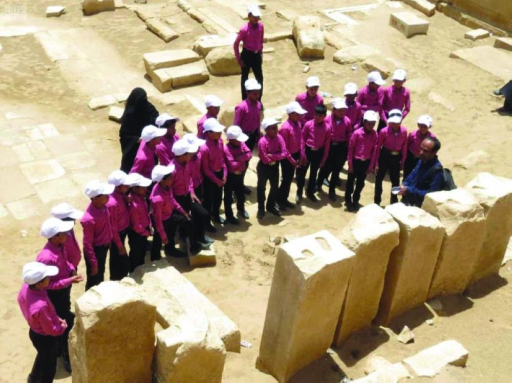 






يشاهدون أحد الأماكن الأثرية