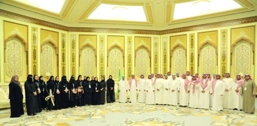 شباب وشابات مشاركون في البرنامج (مكة)