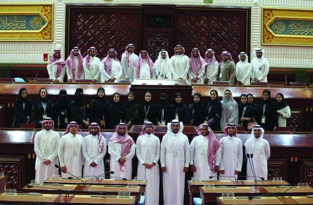 شباب وشابات مشاركون في البرنامج (مكة)