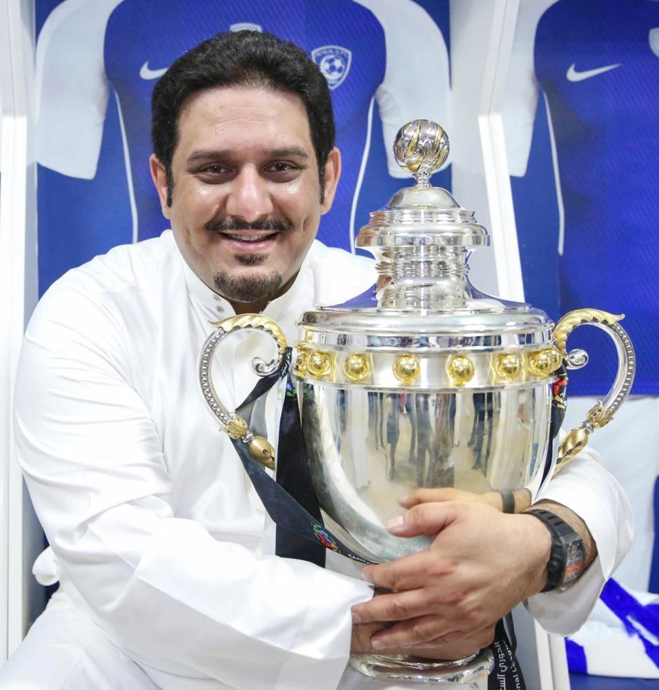 






نواف بن سعد محتضنا كأس بطولة سابقة                            (تويتر)