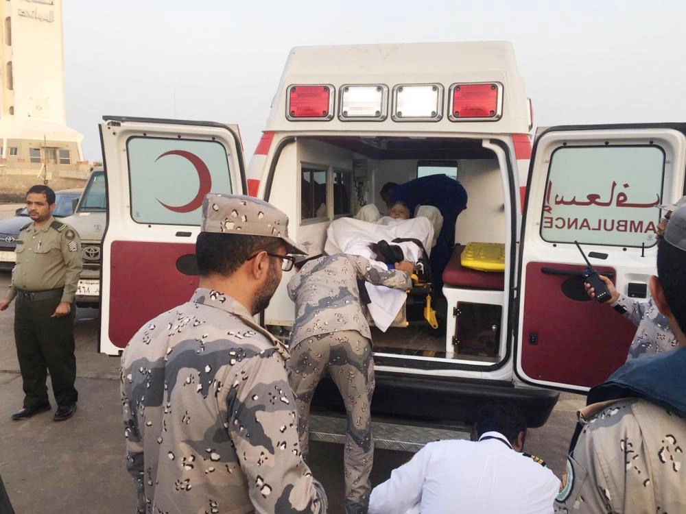 






.. وخلال إدخاله سيارة الإسعاف                               (مكة)