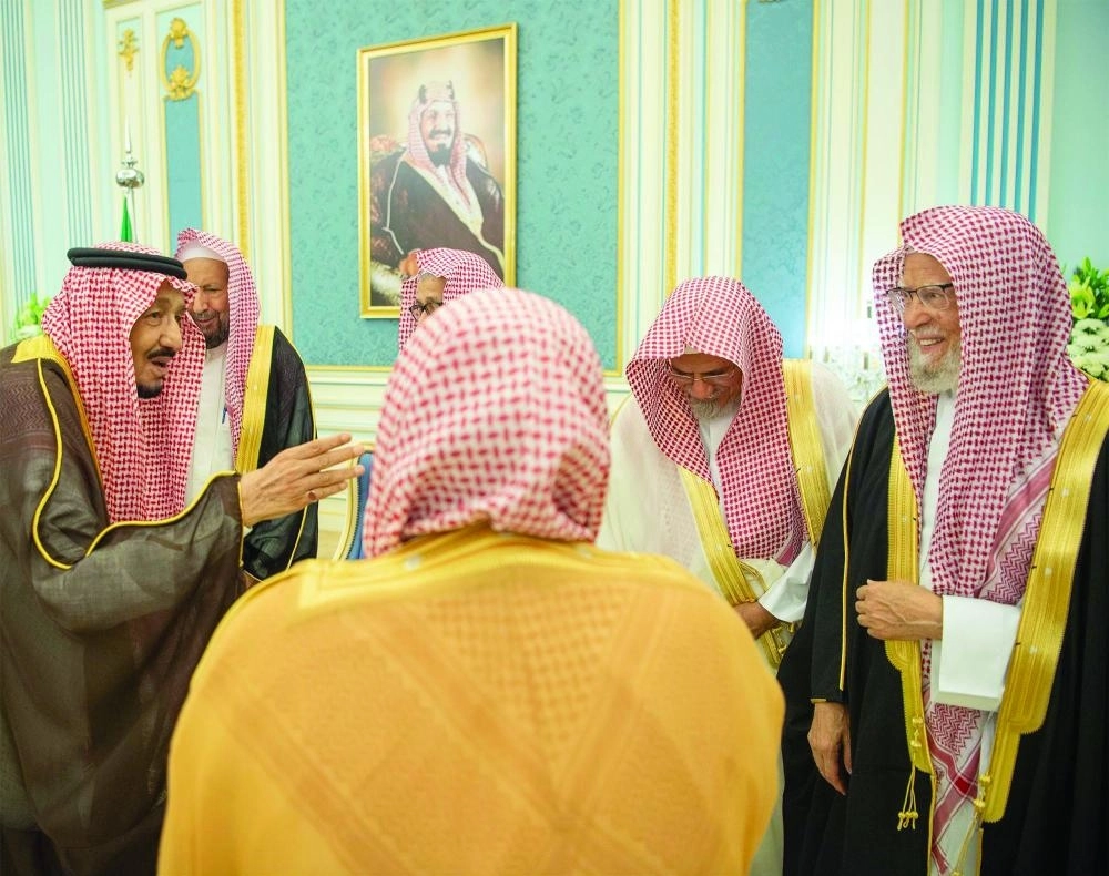 خادم الحرمين في حديث إلى العلماء خلال الاستقبال