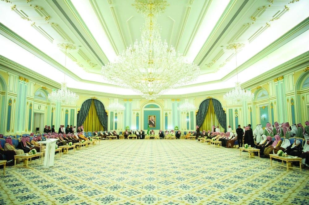 






الملك سلمان لدى استقباله الأمراء والمفتي والعلماء ومواطنين في قصر اليمامة بالرياض أمس                                                                                                                      (واس)  