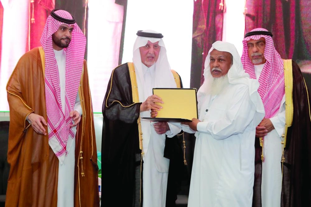 






.. ولدى تسليمه أراضي الإسكان البديلة