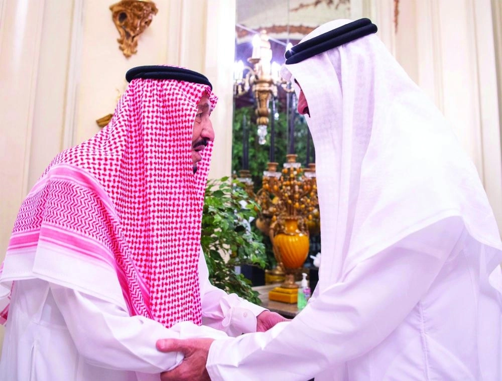 الملك سلمان لدى استقباله الشيخ محمد بن زايد في قصره بالرياض (واس)