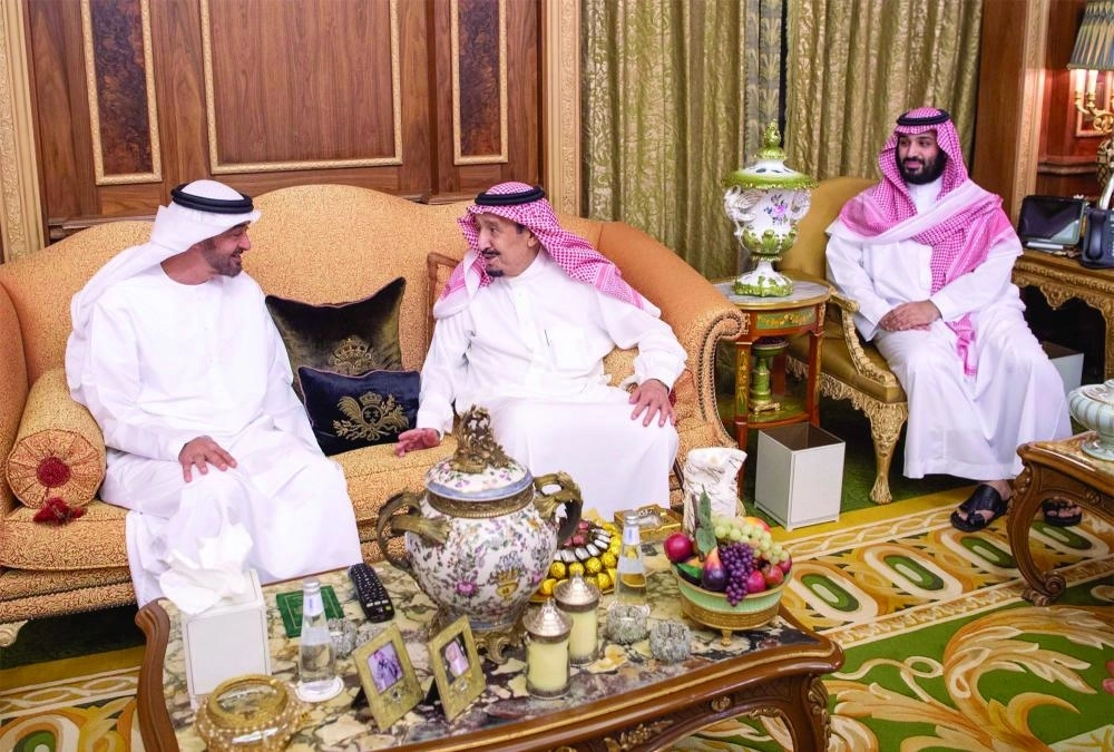 الملك سلمان لدى استقباله الشيخ محمد بن زايد بحضور الأمير محمد بن سلمان