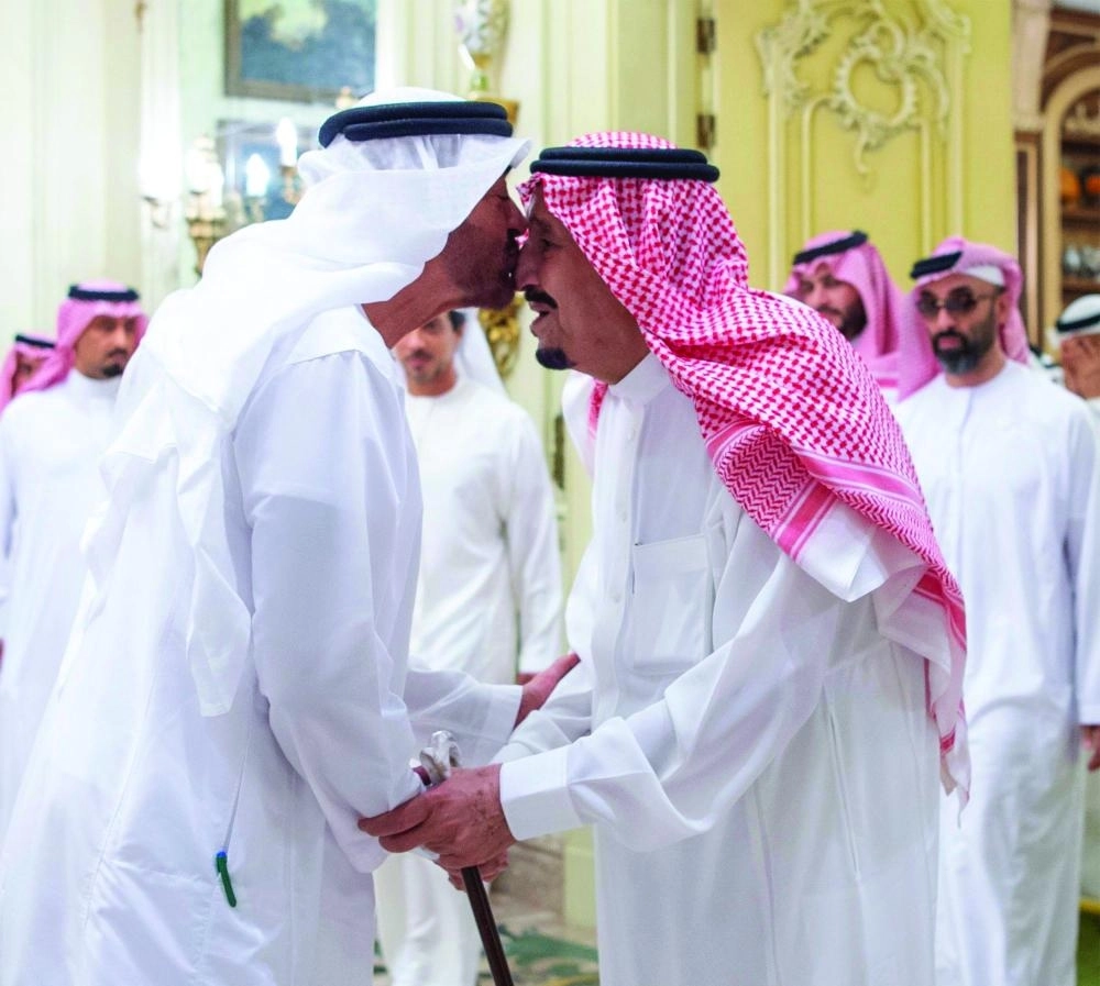 الملك سلمان لدى استقباله الشيخ محمد بن زايد في قصره بالرياض (واس)