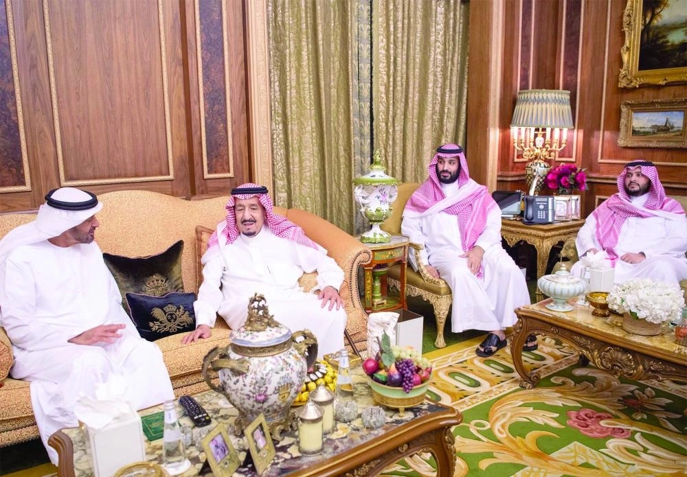 الملك سلمان لدى استقباله الشيخ محمد بن زايد بحضور الأمير محمد بن سلمان