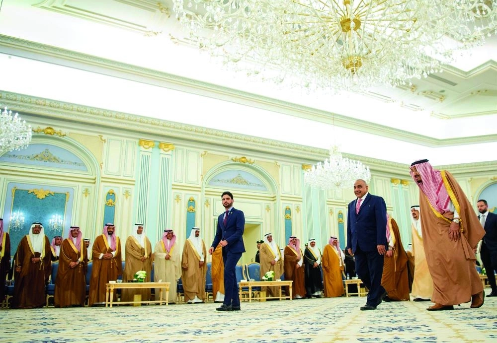 الملك سلمان لدى استقباله عادل عبدالمهدي في قصر اليمامة بالرياض أمس (واس)