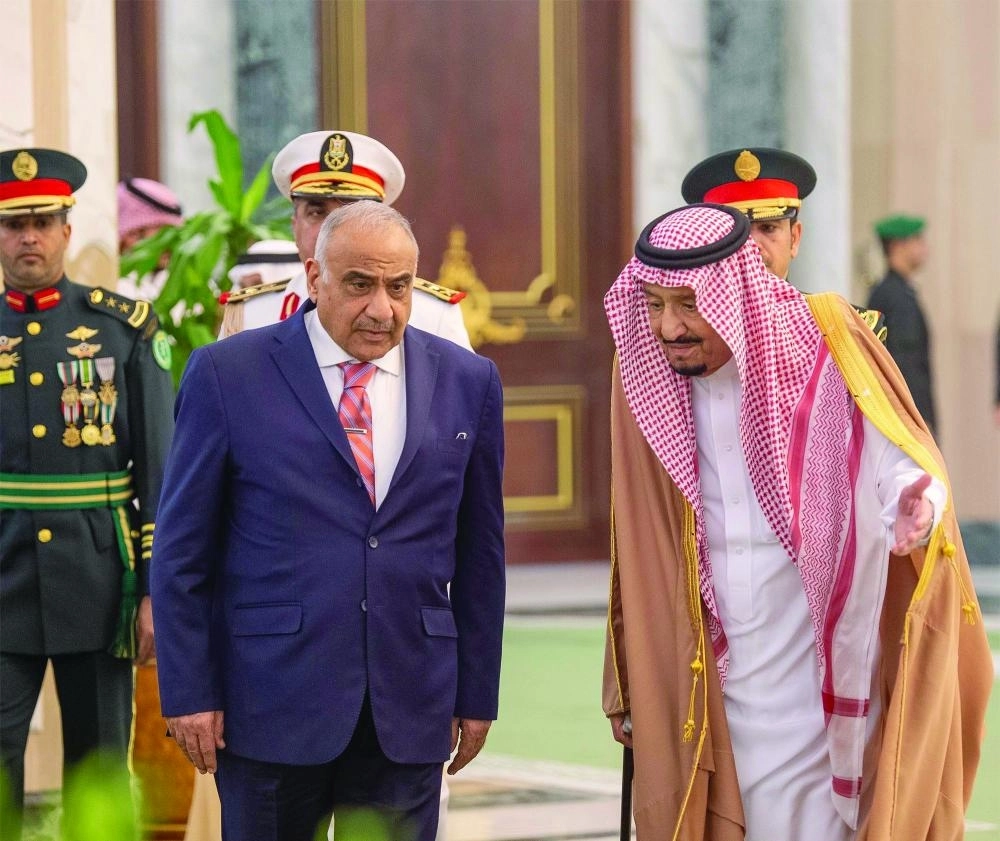 الملك سلمان لدى استقباله عادل عبدالمهدي في قصر اليمامة بالرياض أمس (واس) 