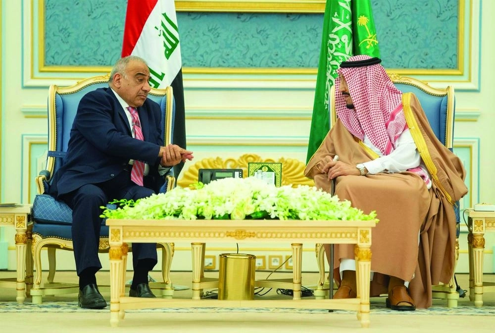 الملك سلمان لدى استقباله عادل عبدالمهدي في قصر اليمامة بالرياض أمس (واس) 