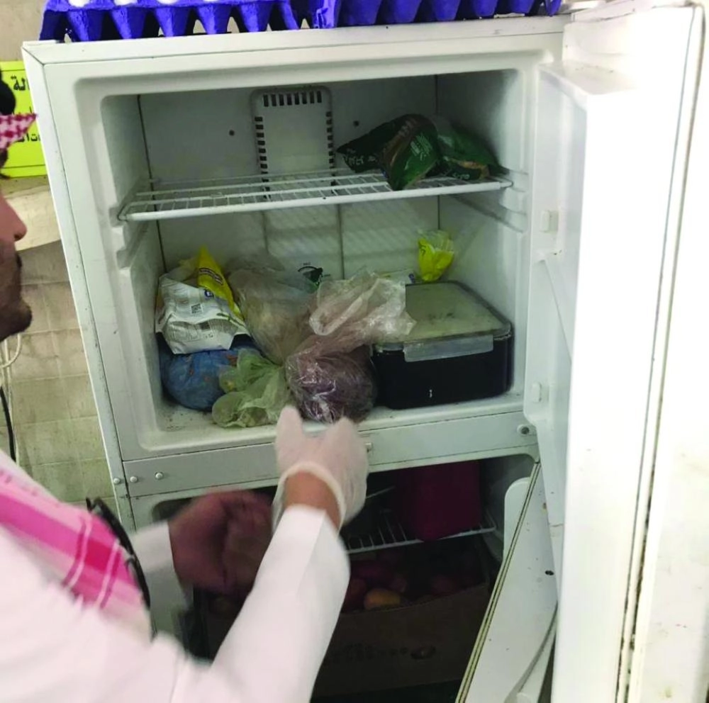 أطعمة محفوظة بشكل سيء                                                             (مكة)