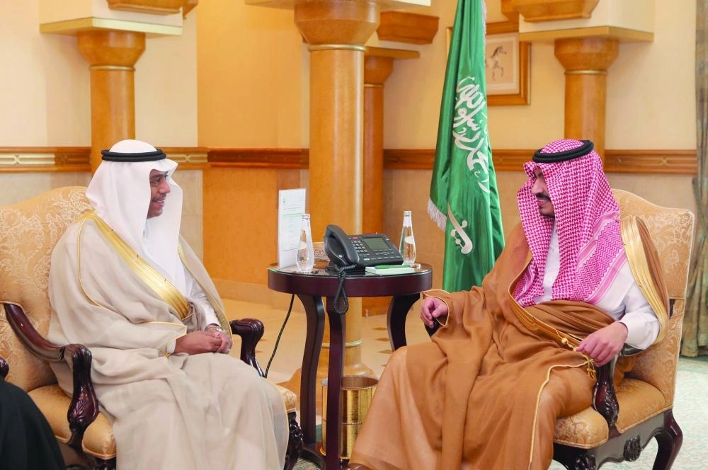 بدر بن سلطان خلال لقائه عبدالفتاح مشاط                                                    (واس)