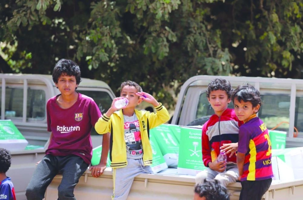 أطفال في عدن خلال تسلمهم المساعدات