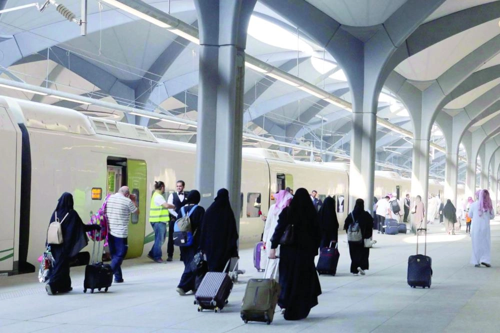 






مسافرون في قطار الحرمين                                            (مكة)