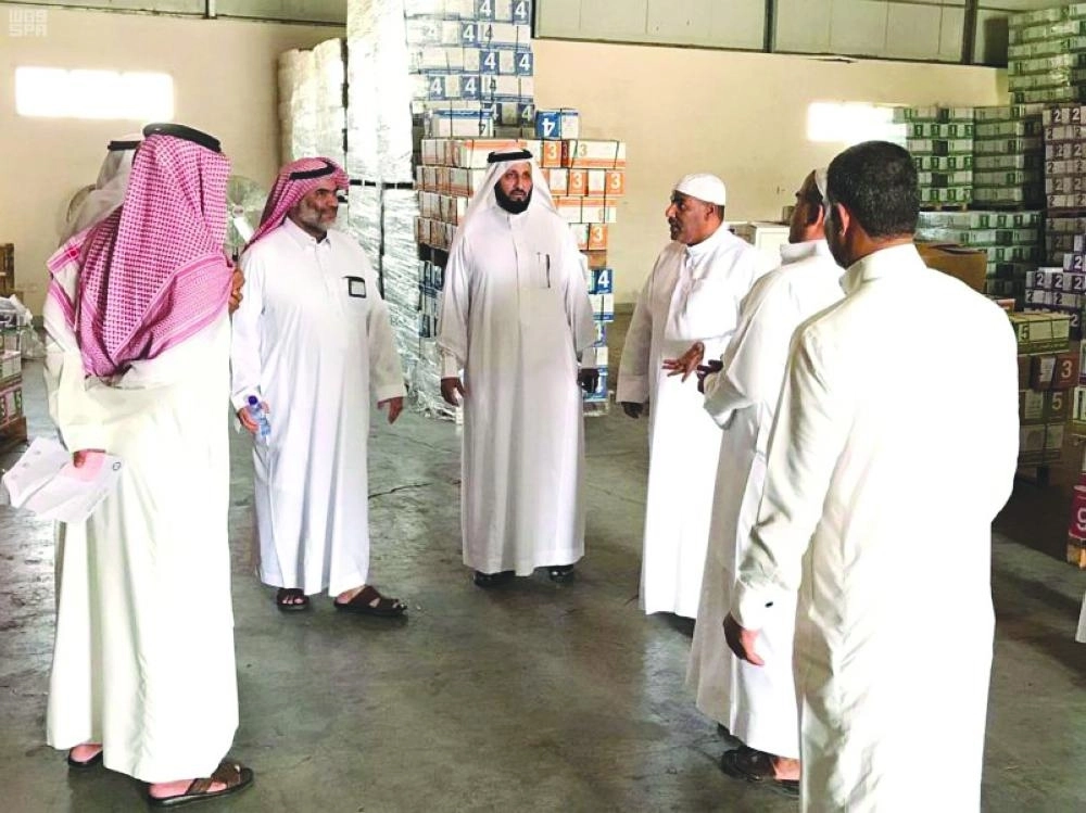 






معلمون يشرفون على توزيع الكتب بإحدى إدارات التعليم                   (مكة)