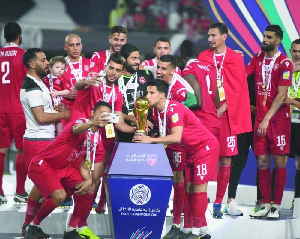 






لحظة تتويج فريق النجم التونسي بكأس البطولة                             (الاتحاد العربي لكرة القدم)