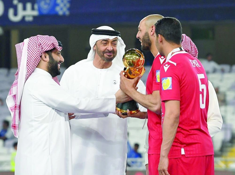 محمد  بن زايد يتوج النجم الساحلي