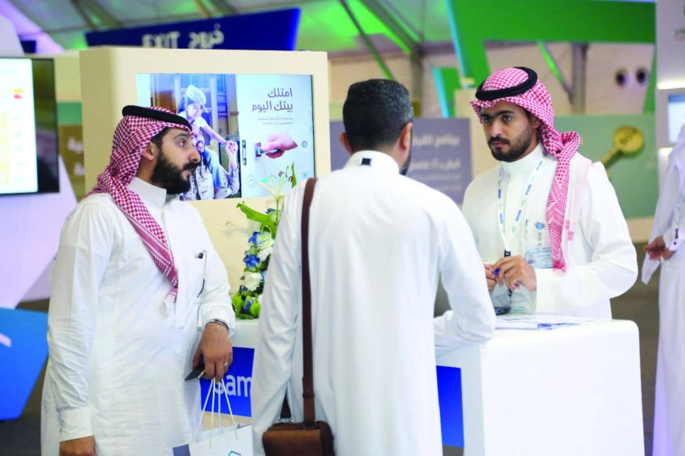 زوار يستمعون لشرح بالمعرض (مكة)