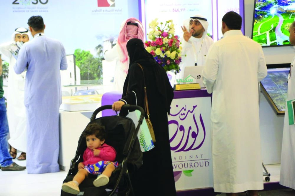 زوار يستمعون لشرح بالمعرض (مكة) 